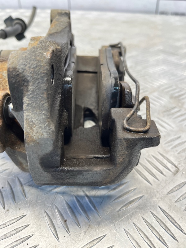 Суппорт тормозной Renault Latitude 2.0 2013 перед. прав. (б/у) Суппорт тормозной Renault Latitude 2.0 2013 перед. прав. (б/у)