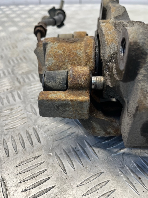 Суппорт тормозной Renault Latitude 2.0 2013 перед. прав. (б/у) Суппорт тормозной Renault Latitude 2.0 2013 перед. прав. (б/у)