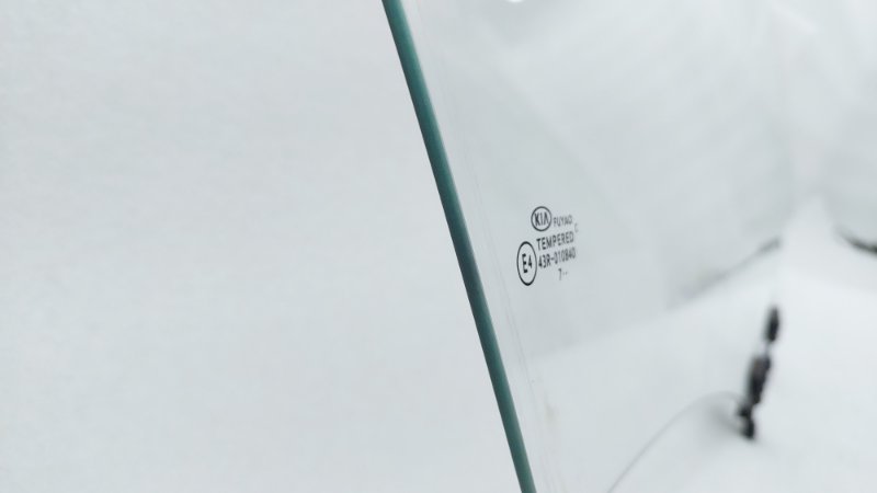 Стекло двери переднее правое Rio 2017 FB G4LC
