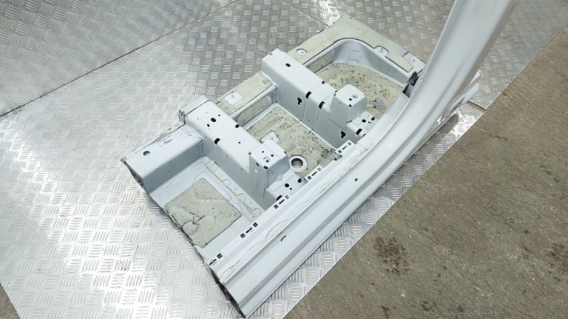 Порог со стойкой левый Q8 2019 4MN CVMD