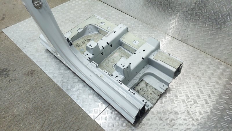 Порог со стойкой правый Q8 2019 4MN CVMD