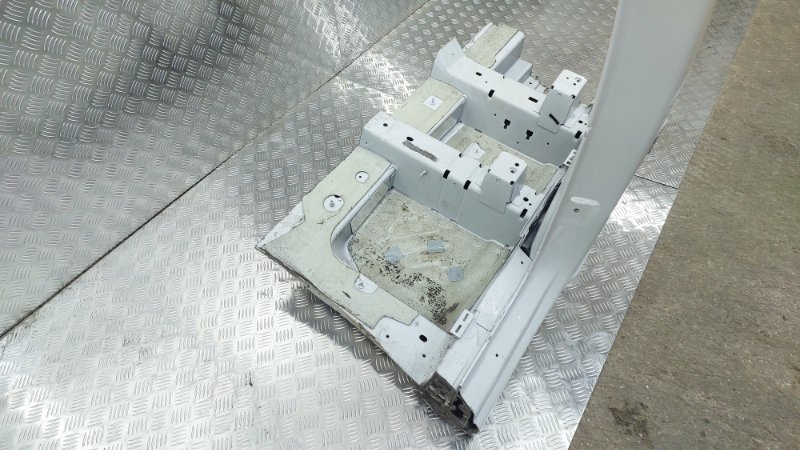 Порог со стойкой правый Q8 2019 4MN CVMD