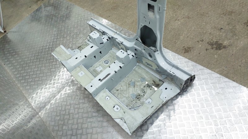 Порог со стойкой правый Q8 2019 4MN CVMD