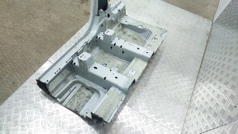 Порог со стойкой правый Q8 2019 4MN CVMD