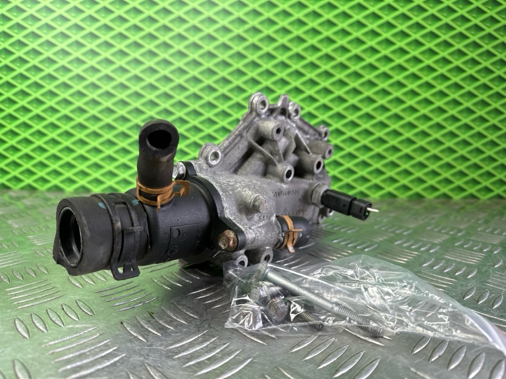 Корпус термостата Renault Clio 2 K4J711 1.4 98 Л.С. (б/у) Корпус термостата Renault Clio 2 K4J711 1.4 98 Л.С. (б/у)