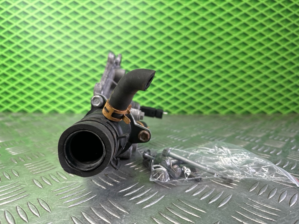 Корпус термостата Renault Clio 2 K4J711 1.4 98 Л.С. (б/у) Корпус термостата Renault Clio 2 K4J711 1.4 98 Л.С. (б/у)