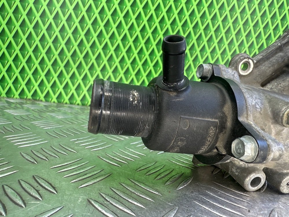 Корпус термостата Renault Megane 1 K4J750 1.4 95 Л.С. (б/у) Корпус термостата Renault Megane 1 K4J750 1.4 95 Л.С. (б/у)