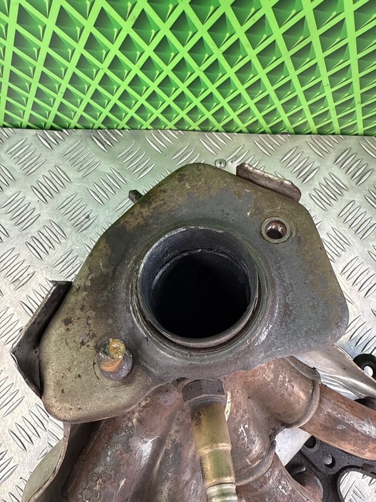 Коллектор выпускной Renault Megane 2 K4M812 1.6 113 Л.С. (б/у) Коллектор выпускной Renault Megane 2 K4M812 1.6 113 Л.С. (б/у)