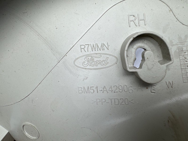 Обшивка крышки багажника правая FORD FOCUS хетчбэк