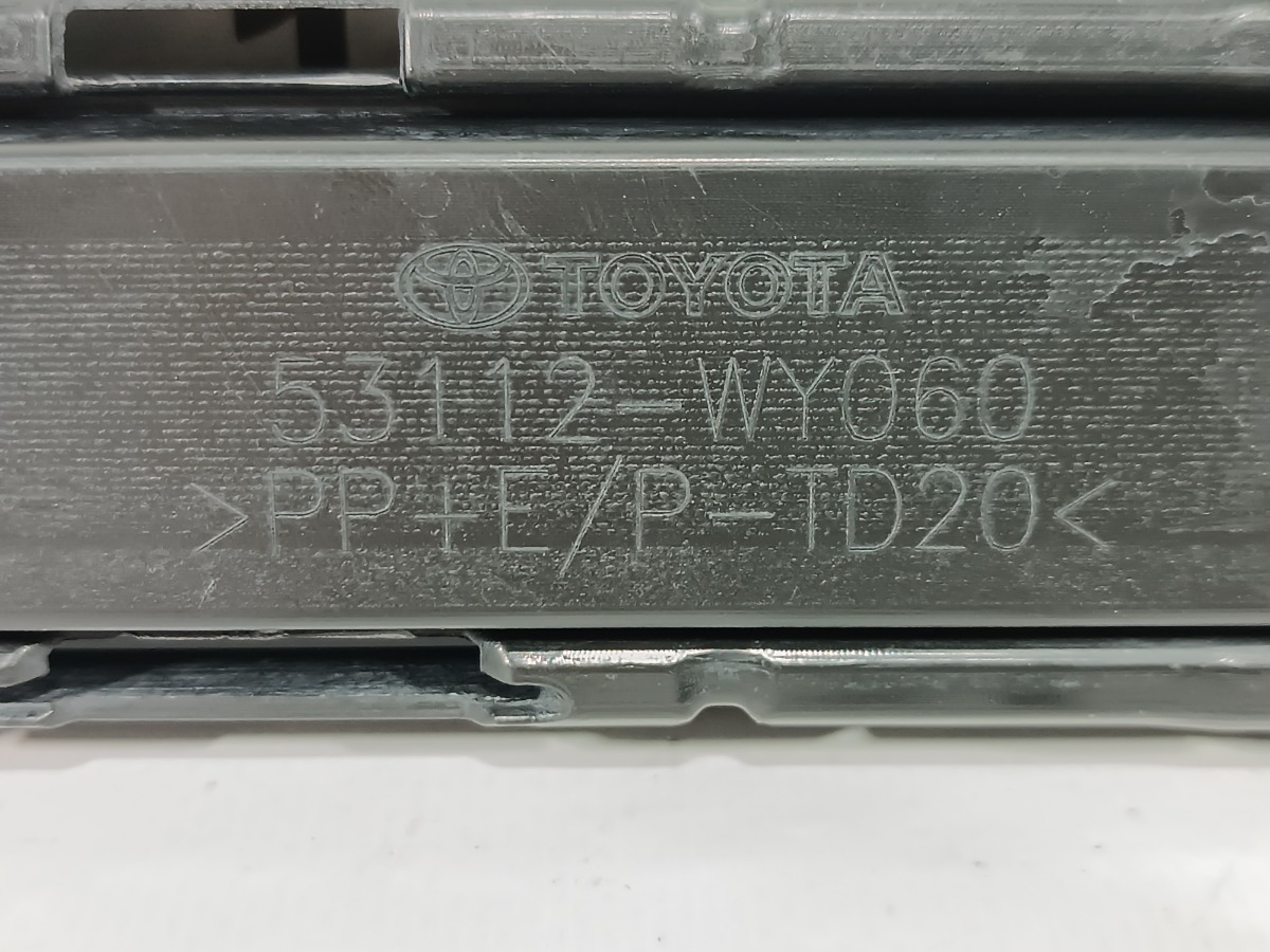 Решетка в бампер Land Cruiser J300