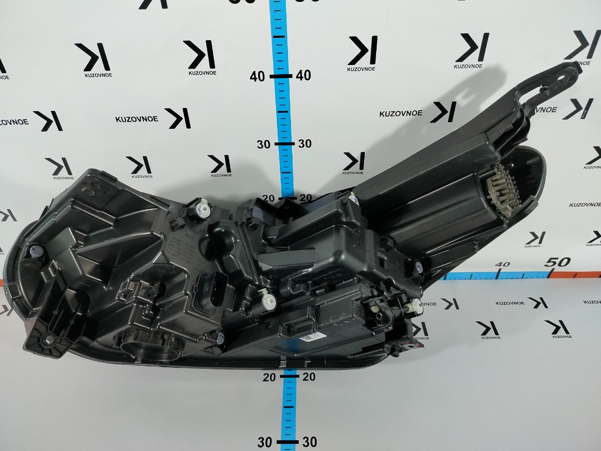 Фара передняя правая VX