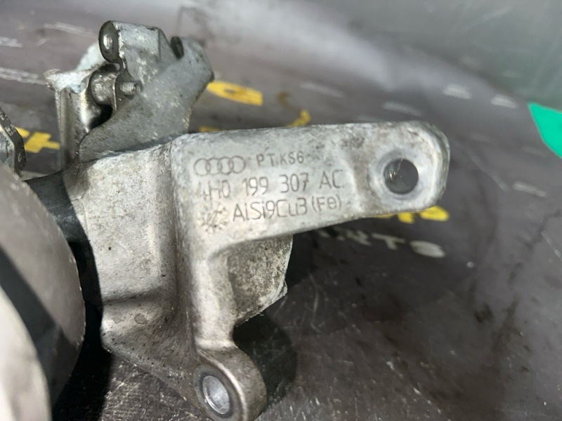Подушка двигателя левая A8 2010 D4 CDRA