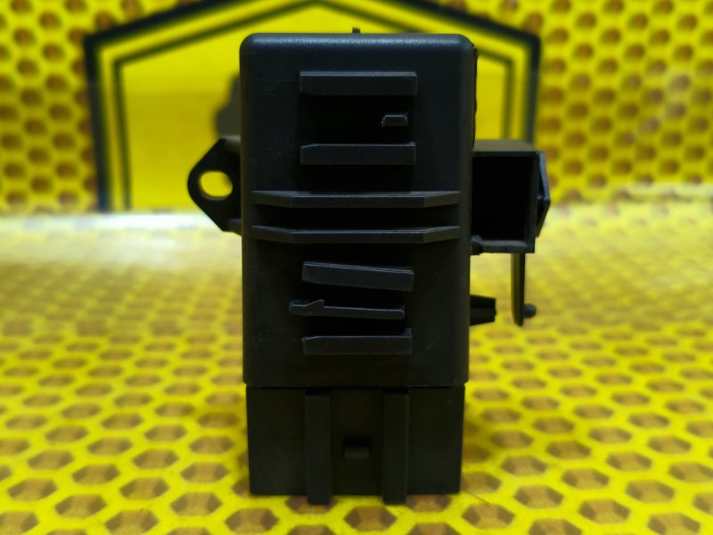 Блок управления подогревом сидений Volkswagen Polo MK2 CWVA 2018 (б/у)