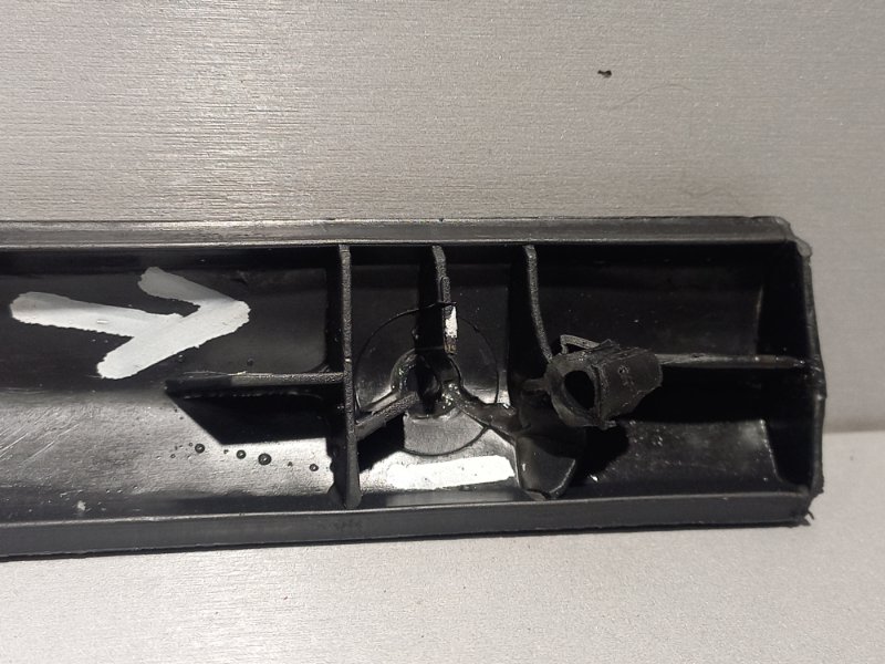 Молдинг на дверь RENAULT LOGAN K7JA710 2008 перед. лев. (б/у) Молдинг на дверь RENAULT LOGAN K7JA710 2008 перед. лев. (б/у)