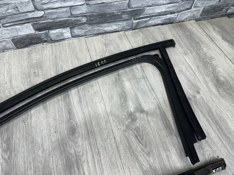 Уплотнитель стекла двери FORD Mondeo 4 2012 перед. прав. (б/у)