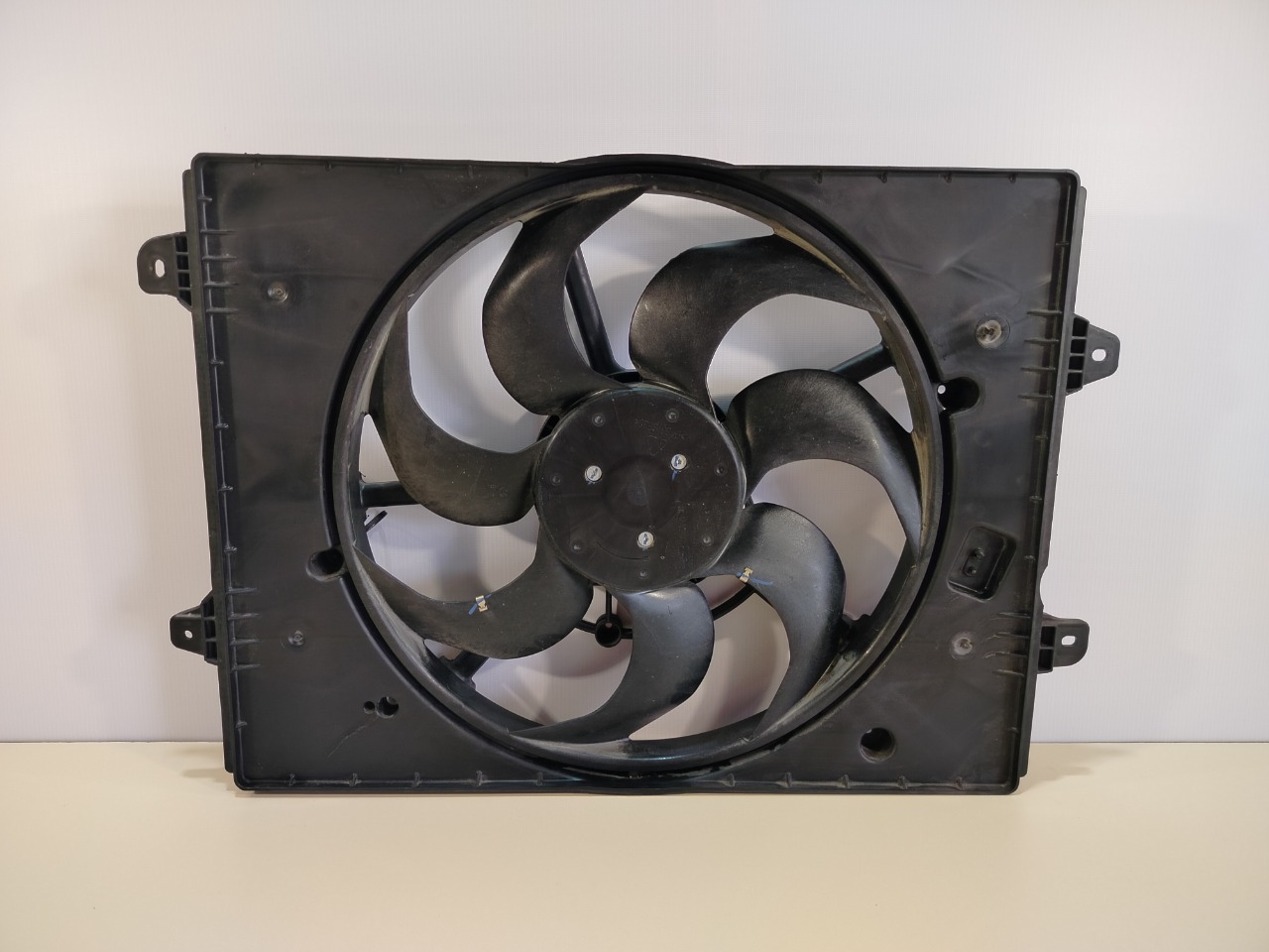 Диффузор с вентилятором Chery Tiggo 8 Pro Max 2022 (б/у) Диффузор с вентилятором Chery Tiggo 8 Pro Max 2022 (б/у)