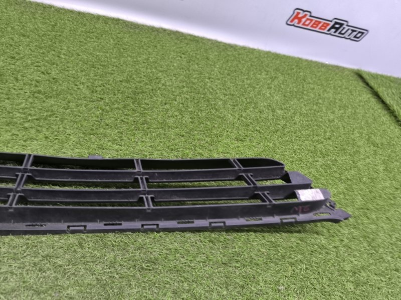 Нижняя решетка Hyundai SANTA FE 2012 перед. (б/у) Нижняя решетка Hyundai SANTA FE 2012 перед. (б/у)