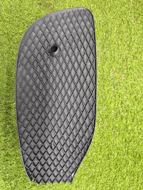 Решетка в бампер Mercedes E W213 2016 перед. лев. (б/у)