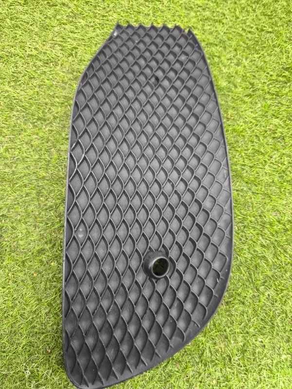 Решетка в бампер Mercedes E W213 2016 перед. лев. (б/у)