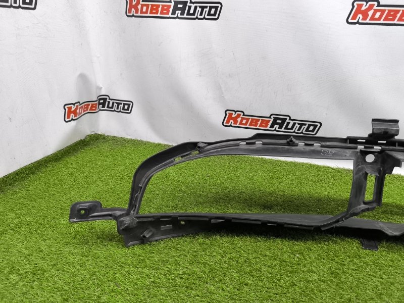 Решетка в бампер Porsche Taycan 2019 перед. (б/у) Решетка в бампер Porsche Taycan 2019 перед. (б/у)