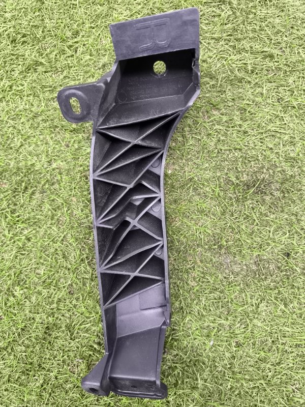 Кронштейн бампера передний правый Palisade LX2
