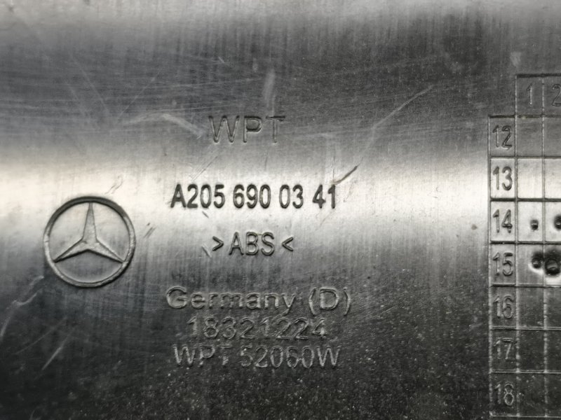 Накладка крышки багажника C-Class W205