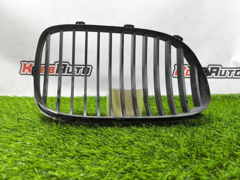 Решетка радиатора передняя левая 7 F01