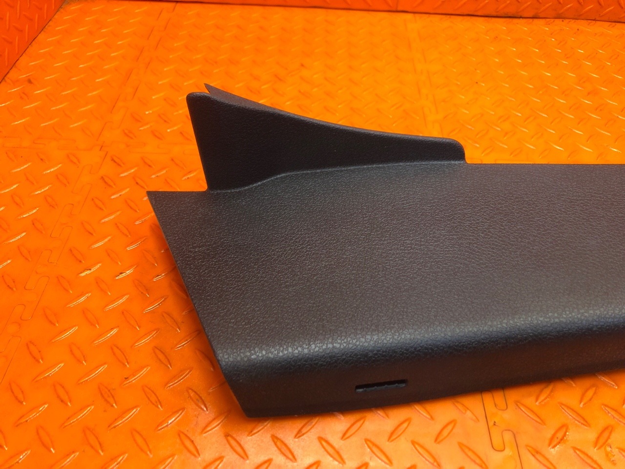 Обшивка стойки RENAULT Logan L8 K4M 2021 задн. прав. (б/у) Обшивка стойки RENAULT Logan L8 K4M 2021 задн. прав. (б/у)