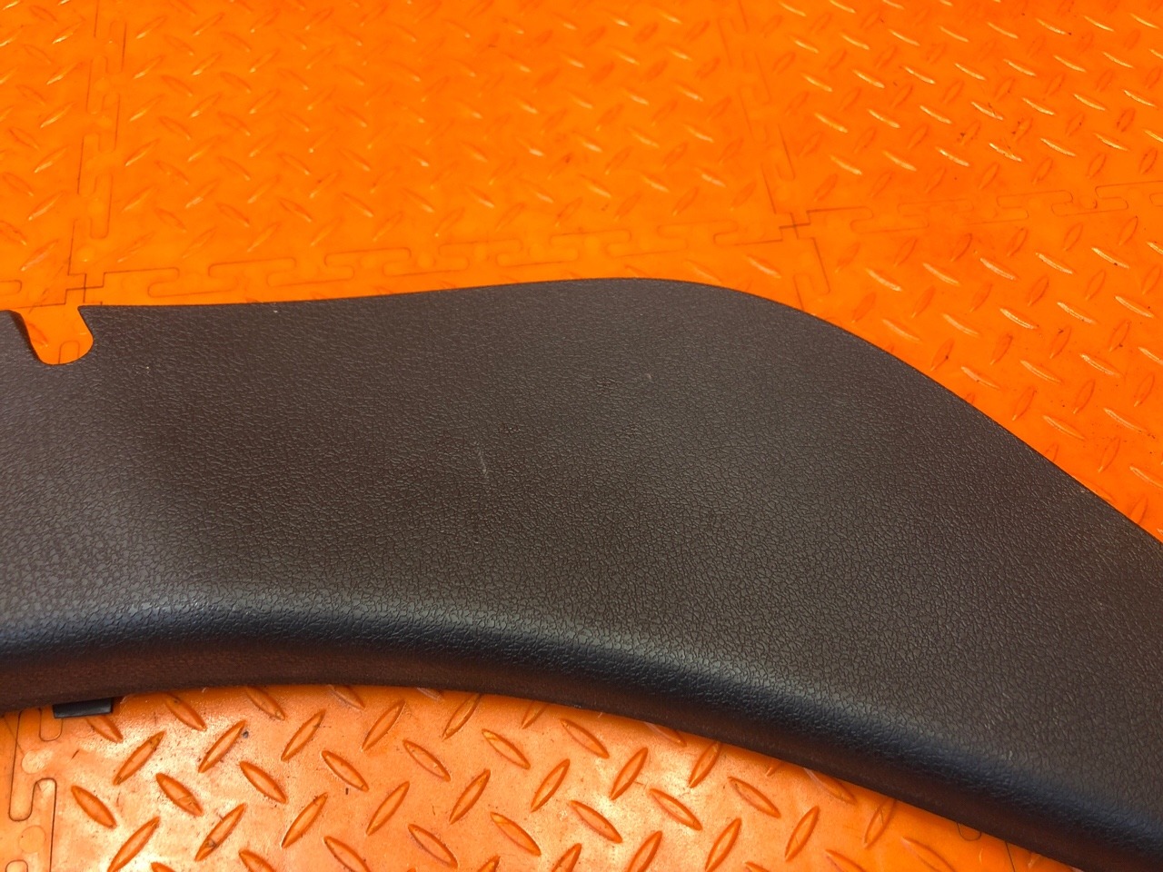 Обшивка стойки RENAULT Logan L8 K4M 2021 задн. прав. (б/у) Обшивка стойки RENAULT Logan L8 K4M 2021 задн. прав. (б/у)