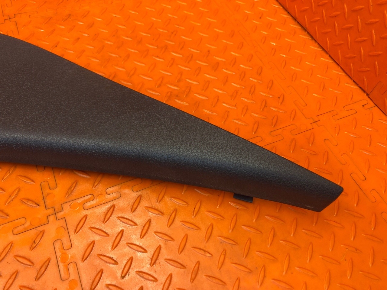 Обшивка стойки RENAULT Logan L8 K4M 2021 задн. прав. (б/у) Обшивка стойки RENAULT Logan L8 K4M 2021 задн. прав. (б/у)