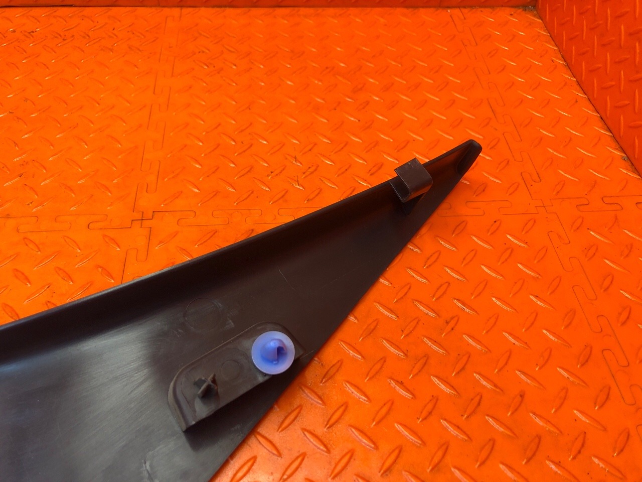 Обшивка стойки RENAULT Logan L8 K4M 2021 задн. прав. (б/у) Обшивка стойки RENAULT Logan L8 K4M 2021 задн. прав. (б/у)