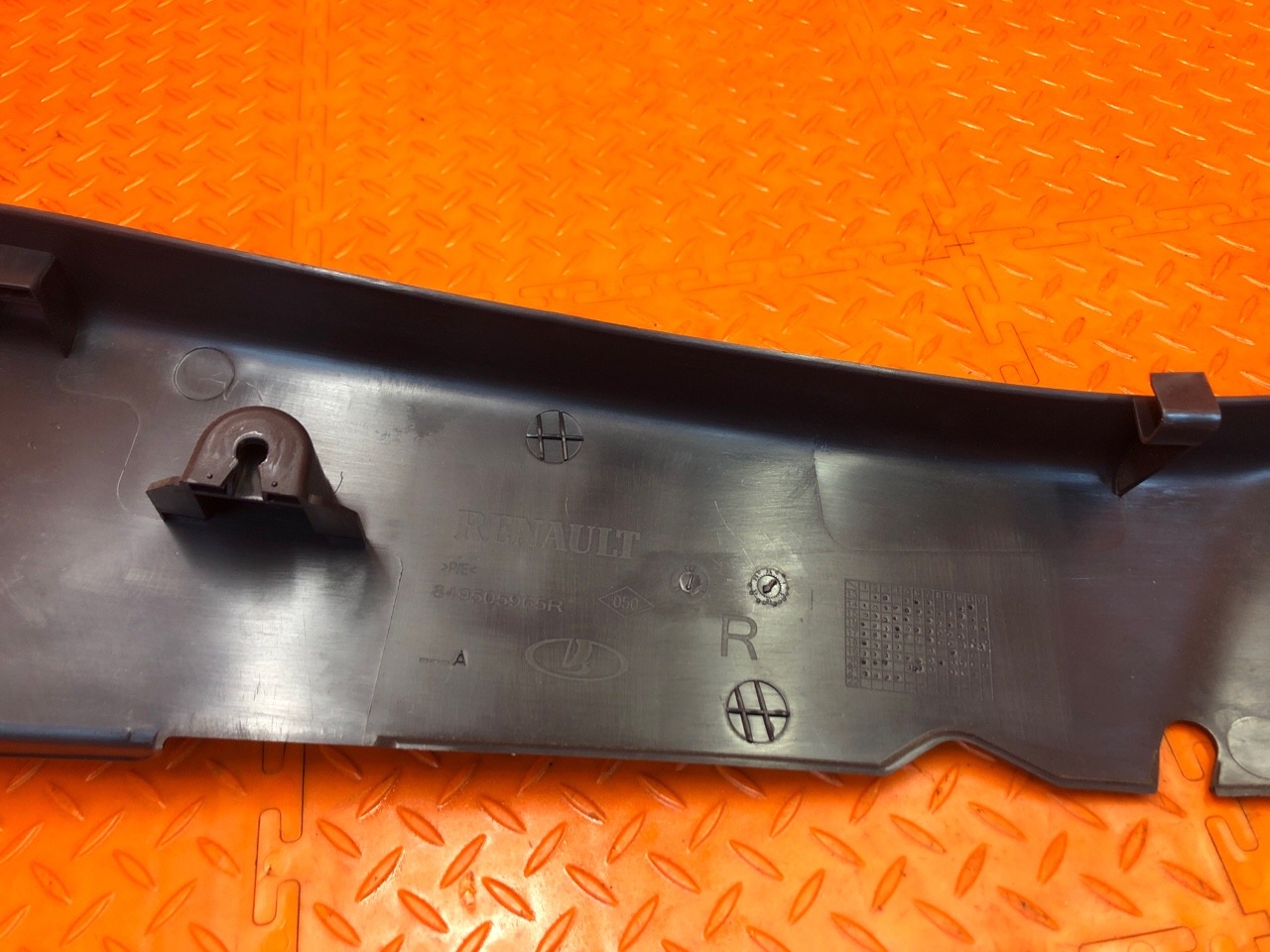 Обшивка стойки RENAULT Logan L8 K4M 2021 задн. прав. (б/у) Обшивка стойки RENAULT Logan L8 K4M 2021 задн. прав. (б/у)