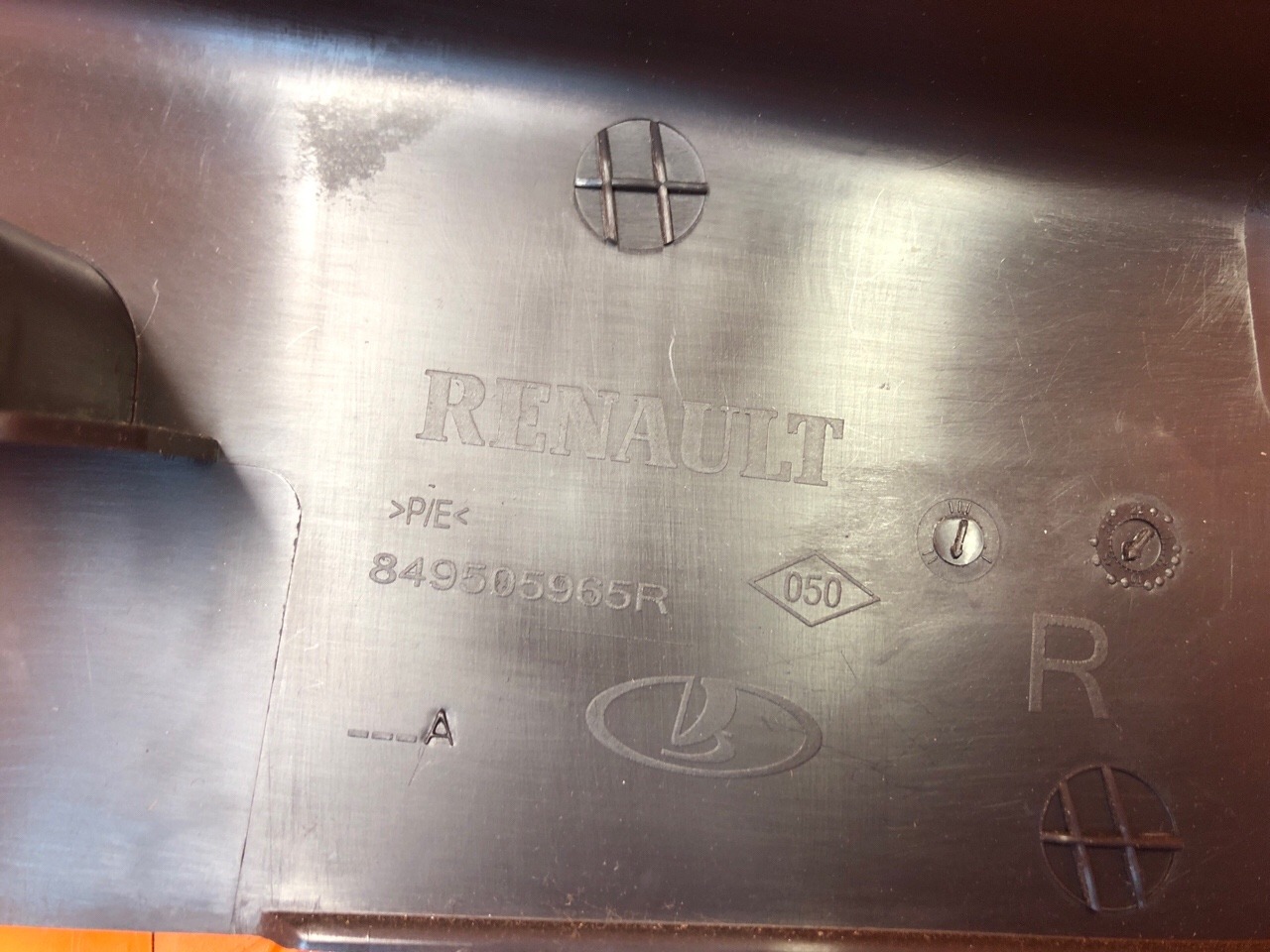 Обшивка стойки RENAULT Logan L8 K4M 2021 задн. прав. (б/у) Обшивка стойки RENAULT Logan L8 K4M 2021 задн. прав. (б/у)