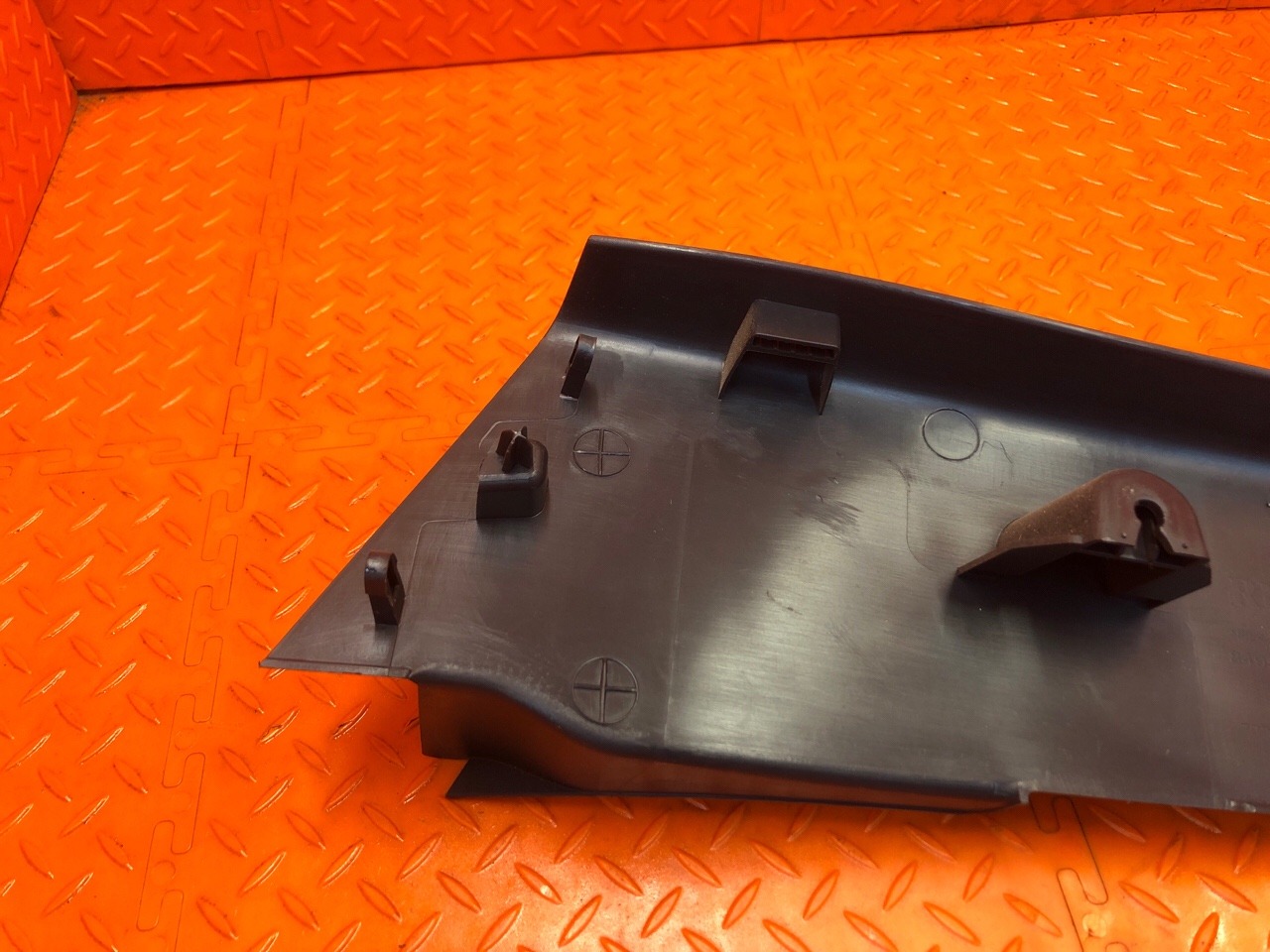 Обшивка стойки RENAULT Logan L8 K4M 2021 задн. прав. (б/у) Обшивка стойки RENAULT Logan L8 K4M 2021 задн. прав. (б/у)