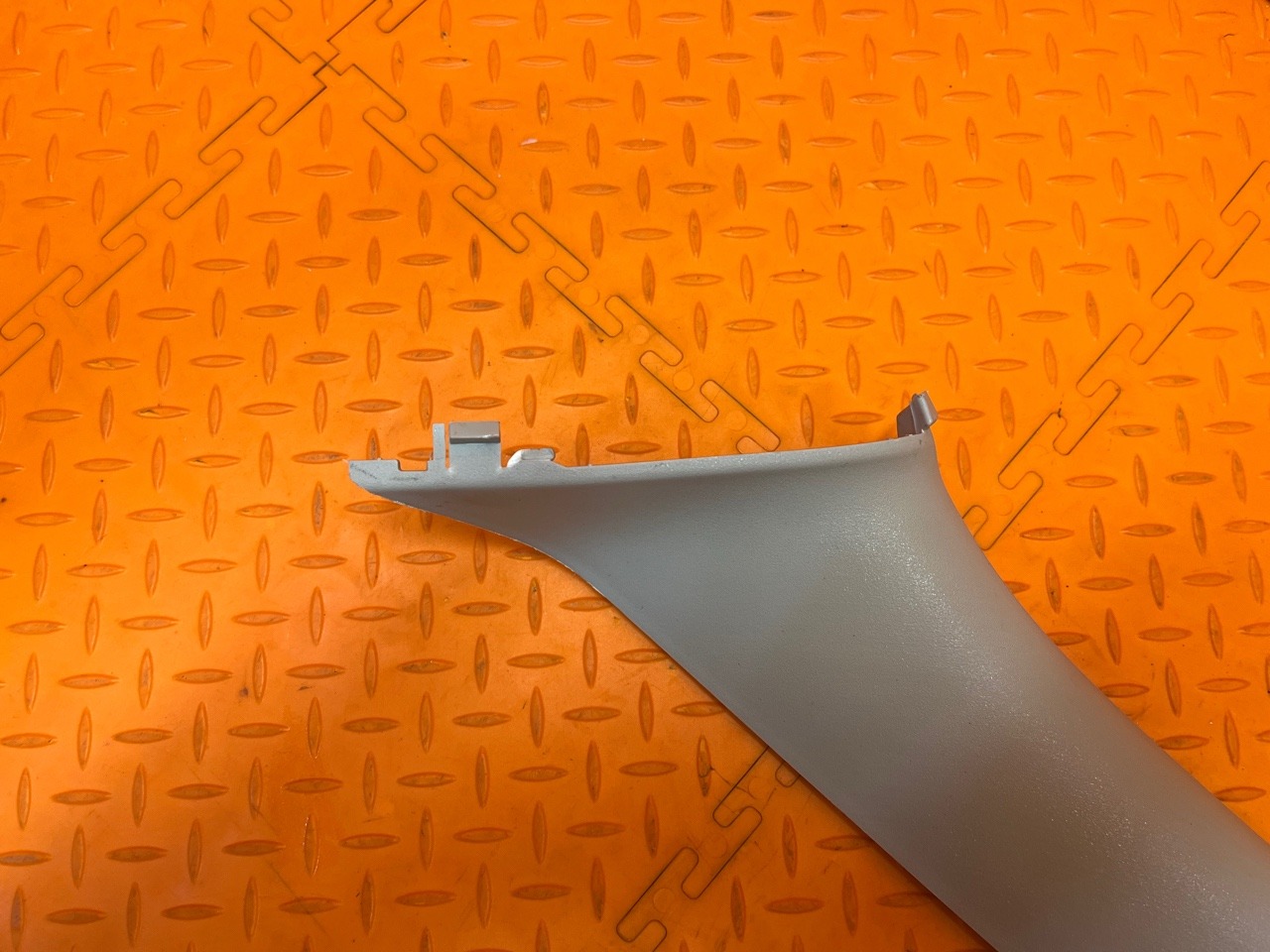 Обшивка стойки RENAULT Duster H79 F4RE410 2021 перед. лев. (б/у) Обшивка стойки RENAULT Duster H79 F4RE410 2021 перед. лев. (б/у)