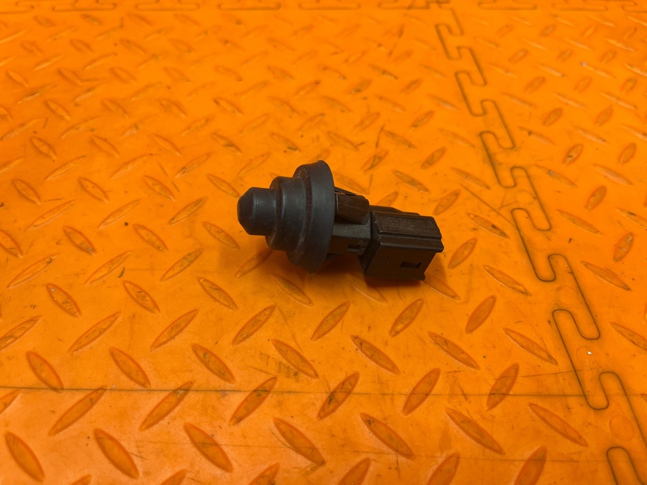 Концевик двери RENAULT Duster H79 F4RE410 2021 (б/у) Концевик двери RENAULT Duster H79 F4RE410 2021 (б/у)