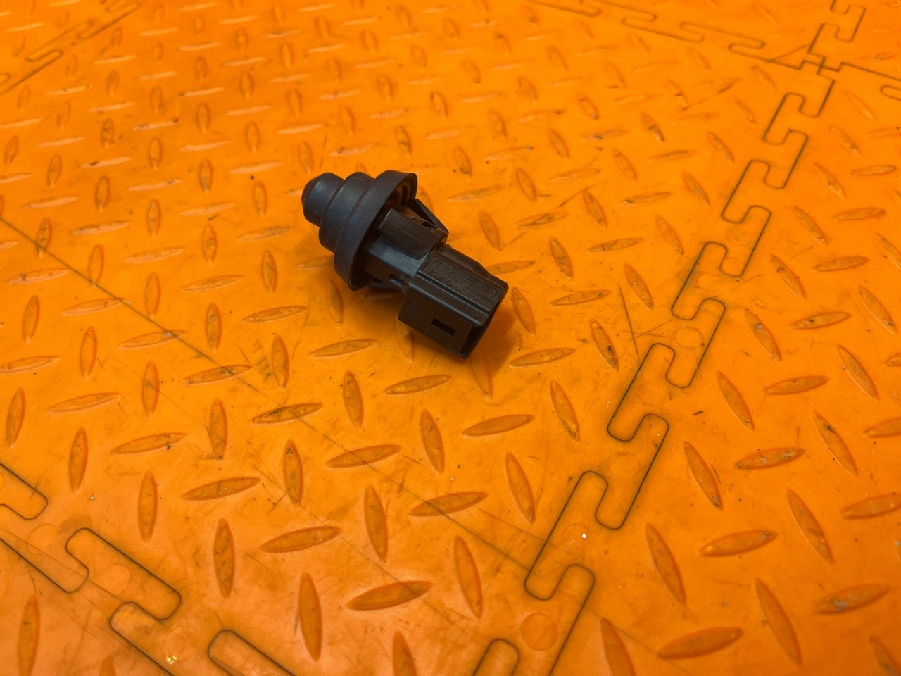 Концевик двери RENAULT Duster H79 F4RE410 2021 (б/у) Концевик двери RENAULT Duster H79 F4RE410 2021 (б/у)