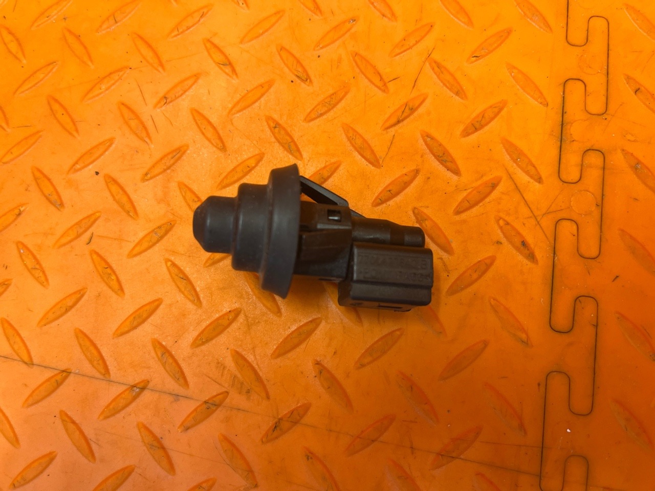 Концевик двери RENAULT Duster H79 F4RE410 2021 (б/у) Концевик двери RENAULT Duster H79 F4RE410 2021 (б/у)