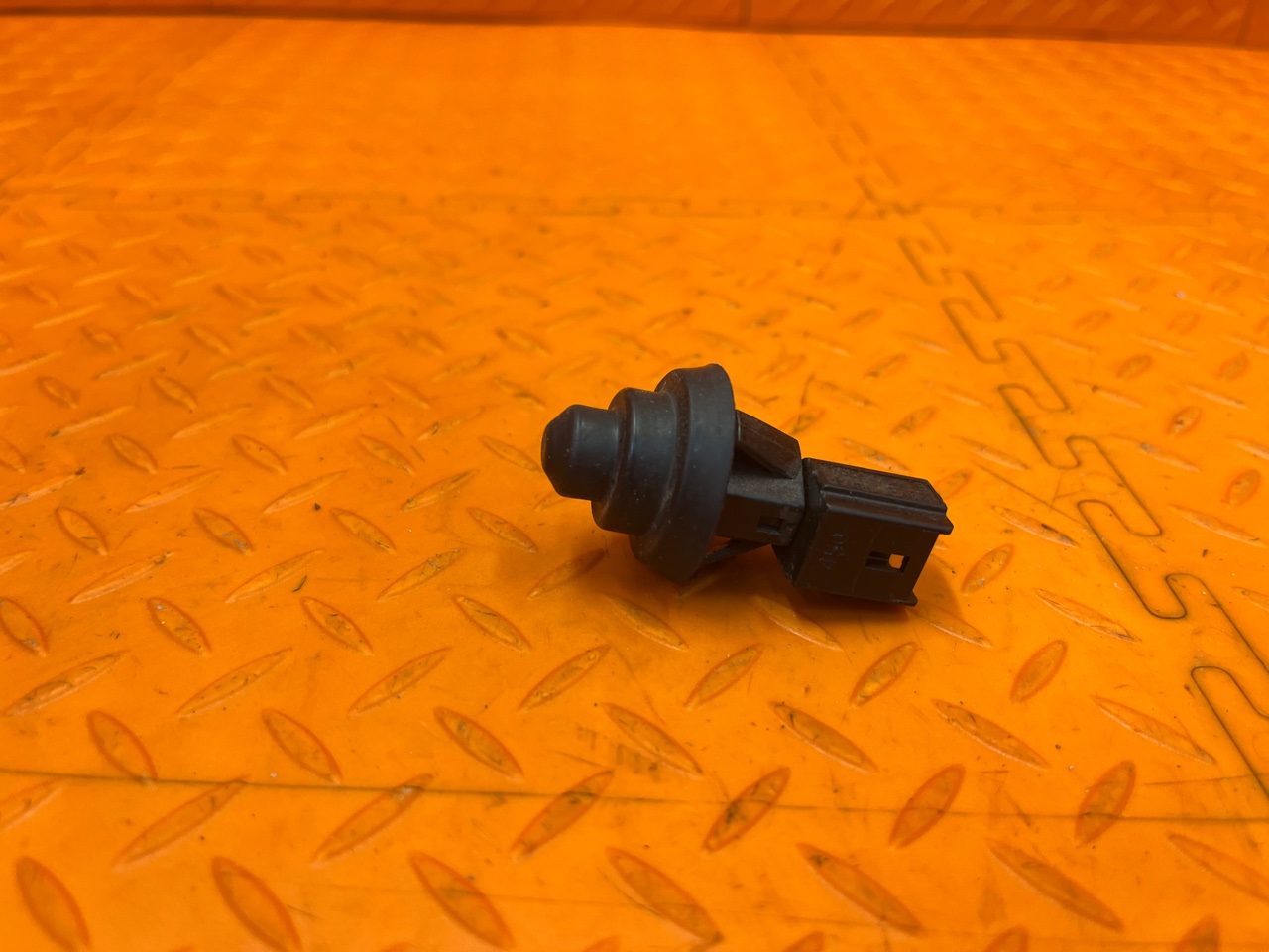 Концевик двери RENAULT Duster H79 F4RE410 2021 (б/у) Концевик двери RENAULT Duster H79 F4RE410 2021 (б/у)