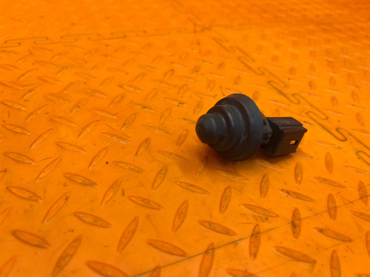 Концевик двери RENAULT Duster H79 F4RE410 2021 (б/у) Концевик двери RENAULT Duster H79 F4RE410 2021 (б/у)