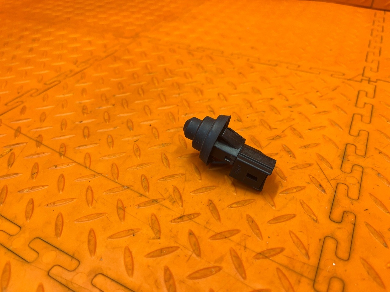 Концевик двери RENAULT Duster H79 F4RE410 2021 (б/у) Концевик двери RENAULT Duster H79 F4RE410 2021 (б/у)