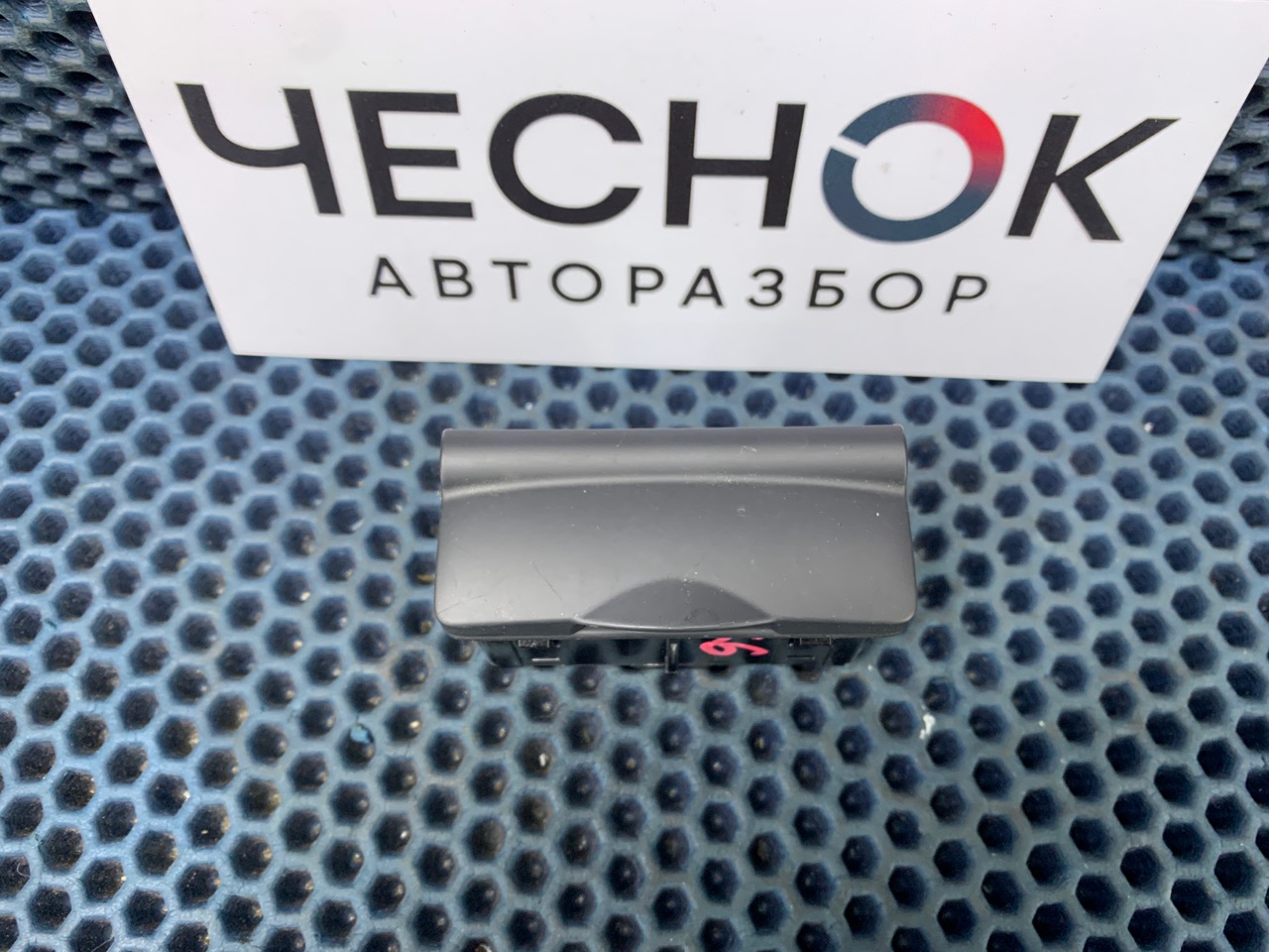 Разъем AUX / USB Renault Koleos 1 2TR 2010 (б/у) Разъем AUX / USB Renault Koleos 1 2TR 2010 (б/у)