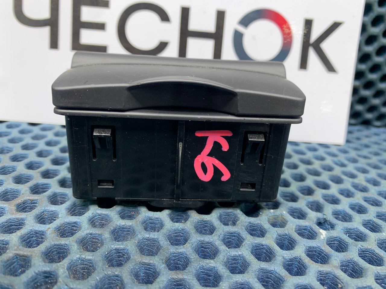 Разъем AUX / USB Renault Koleos 1 2TR 2010 (б/у) Разъем AUX / USB Renault Koleos 1 2TR 2010 (б/у)