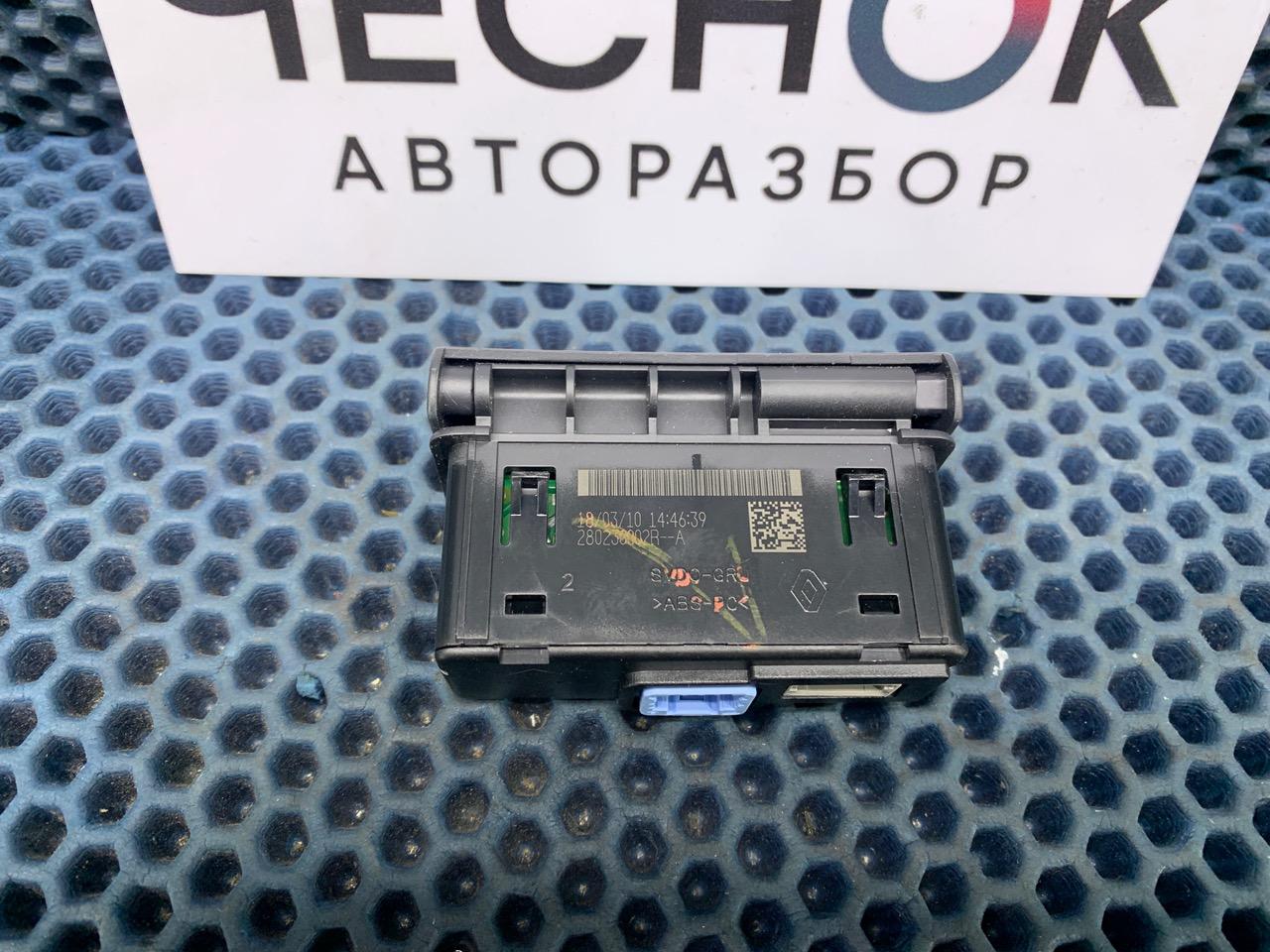 Разъем AUX / USB Renault Koleos 1 2TR 2010 (б/у) Разъем AUX / USB Renault Koleos 1 2TR 2010 (б/у)