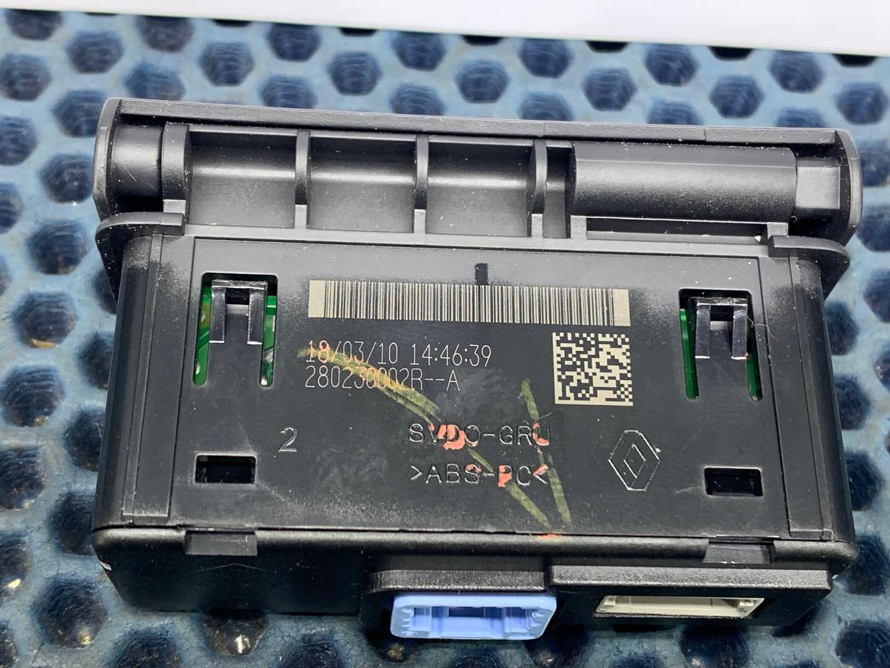 Разъем AUX / USB Renault Koleos 1 2TR 2010 (б/у) Разъем AUX / USB Renault Koleos 1 2TR 2010 (б/у)