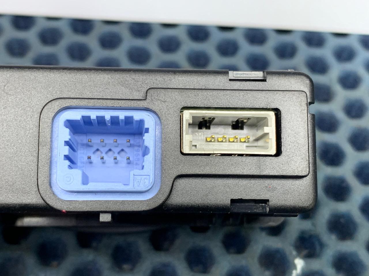 Разъем AUX / USB Renault Koleos 1 2TR 2010 (б/у) Разъем AUX / USB Renault Koleos 1 2TR 2010 (б/у)