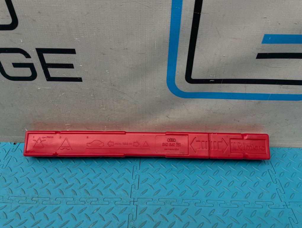 Знак аварийной остановки Audi A6 C7 CHVA 2.8 2013 (б/у) Знак аварийной остановки Audi A6 C7 CHVA 2.8 2013 (б/у)