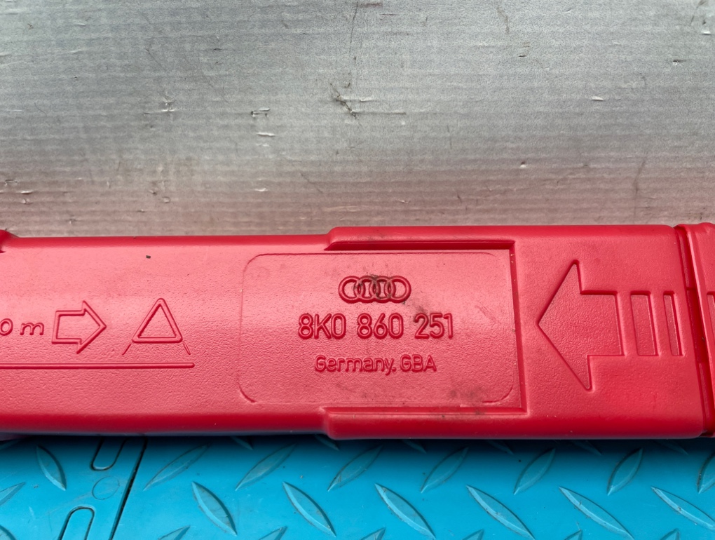 Знак аварийной остановки Audi A6 C7 CHVA 2.8 2013 (б/у) Знак аварийной остановки Audi A6 C7 CHVA 2.8 2013 (б/у)