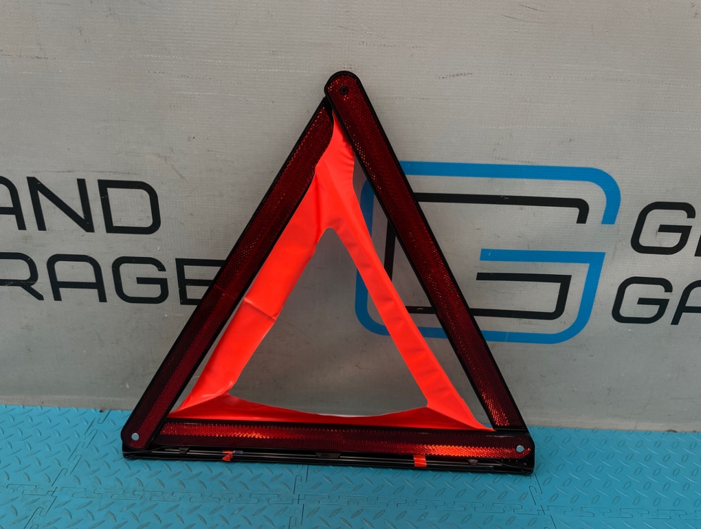 Знак аварийной остановки Audi A6 C7 CHVA 2.8 2013 (б/у) Знак аварийной остановки Audi A6 C7 CHVA 2.8 2013 (б/у)