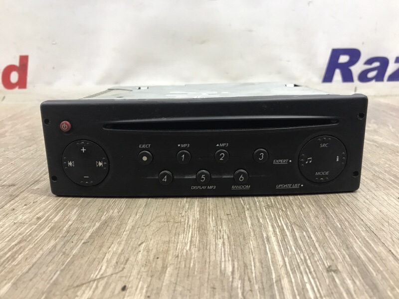 Магнитола Renault Master 2.5DCI 2010 (б/у) Магнитола Renault Master 2.5DCI 2010 (б/у)